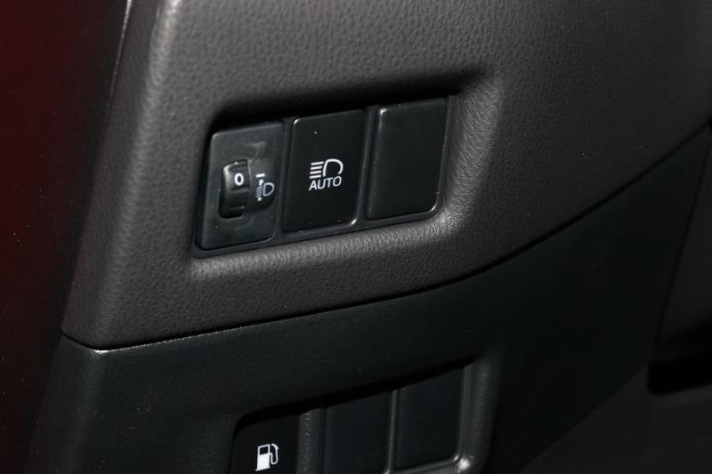 丰田c-hr，丰田CHR全系是标配自动大灯的嘛，以前的车没自动大灯，用了有自动大灯的真觉得方便
