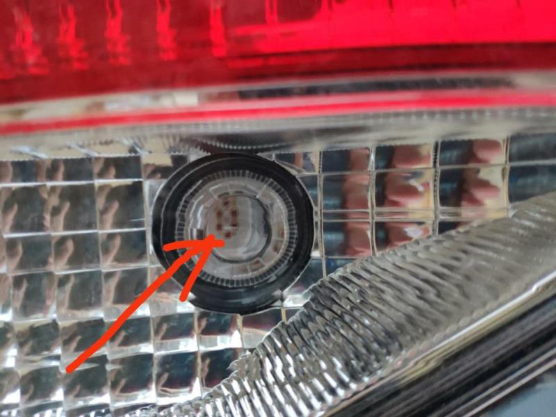 2019款雷凌燃油运动版，的车倒车灯只有右侧的，左侧没有倒车灯，的都是这样吗，如图，这个位置是坐侧倒车灯，没有装灯泡，右侧的有