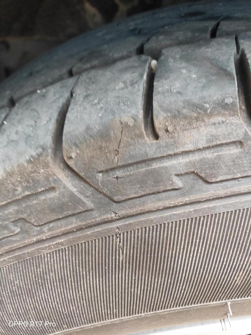 本田xr-v，刚看到，东风本田xrv，轮胎被啥割了吧，才半年，觉得应该影响不大吧，换个轮胎也要好多钱