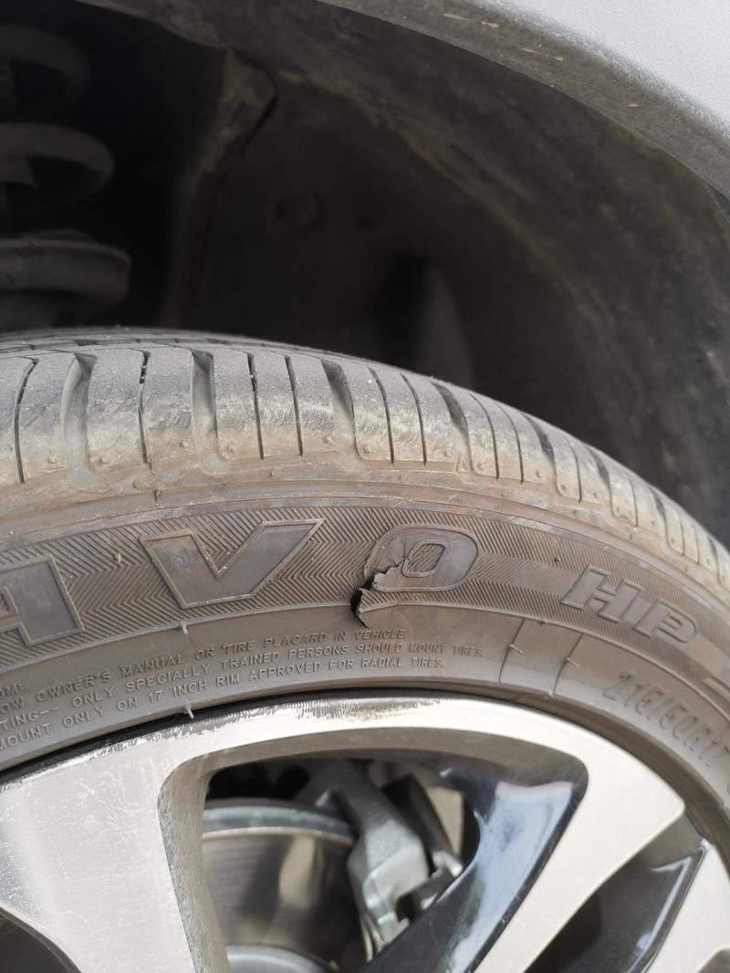 荣威rx3，老，最近车胎不知道怎么的出现下图所示的裂痕，这种裂痕需要整个车胎更换掉吗，新车才跑4000多公里啊