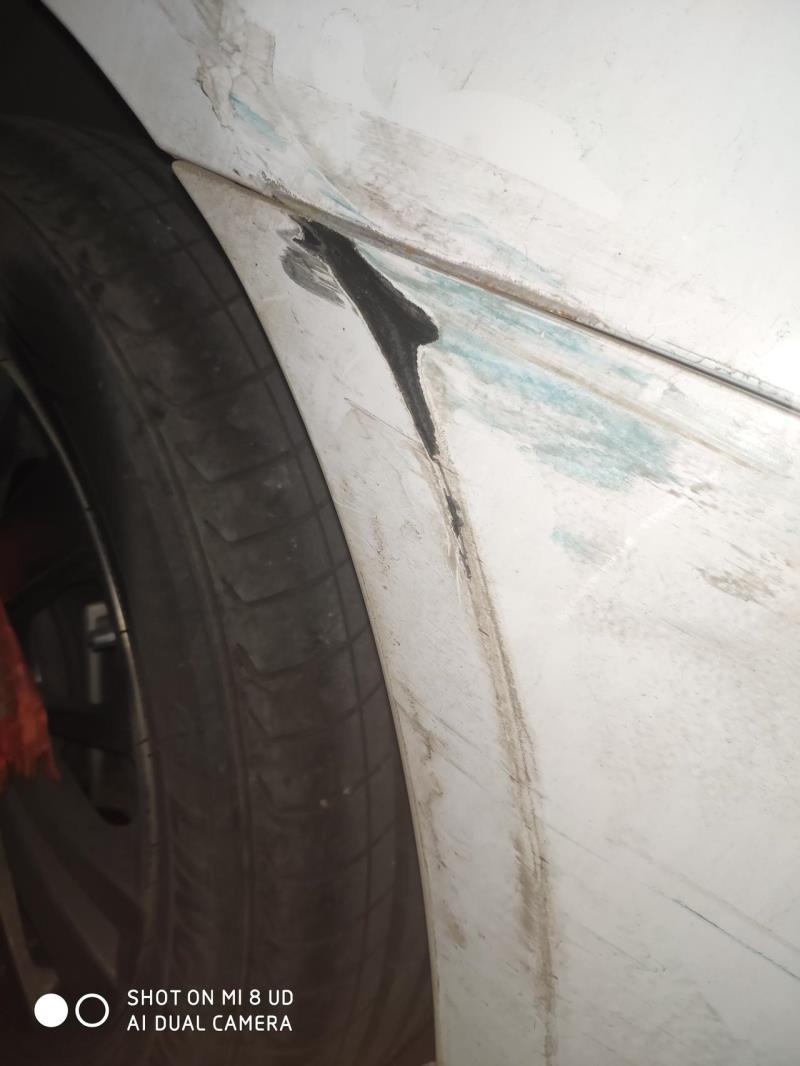 帝豪，后轮胎尾部不知道什么时候被蹭掉漆，如果去修要多少钱呀，没处理