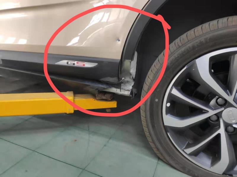 帝豪gs，车门这一块伤成这样，它跟底盘有没有关联，是属于外围部件吗，修理据4s店说得切割，重新电焊