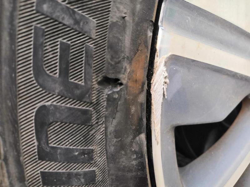 长安cs35 plus，不小心磕路牙了，轮胎侧边有个坑，轮毂也刮花了，现在有什么补救措施或需要注意什么?