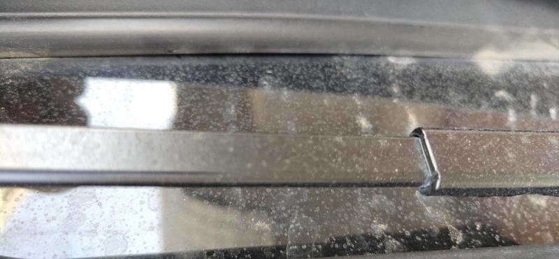 荣威i5自动朗豪一个月的车子，前挡风玻璃下方胶条脱胶的现象有吗