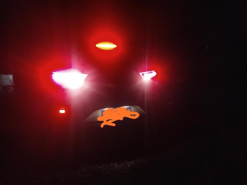 名爵zs，这是挂着倒挡踩住刹车的样子的车子右边的灯亮吗