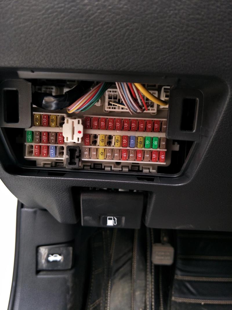 19款的天籁安装行车记录仪从保险盒取电，接在哪个上面的，了