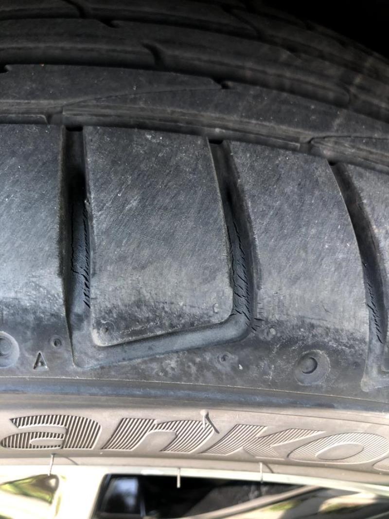明锐，轮胎平时没怎么注意看，洗车的时候看见的，全是裂纹，奇怪的是就左边两个轮有，这是怎么了