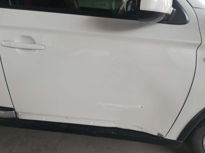16款三菱欧蓝德副驾驶车门撞到了电线柱，有凹陷和掉漆，下面外饰板掉了，该怎么维修，多少钱