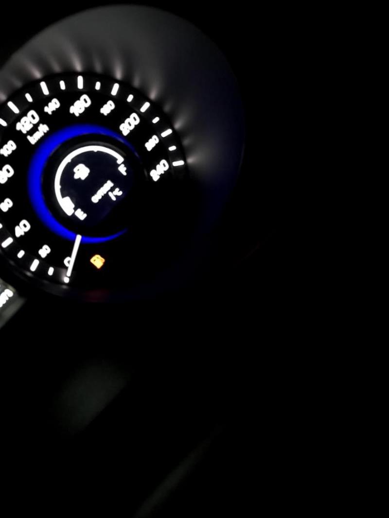 长安cs75，75的这个油表灯显示还有一格，屏幕不显示续航里程了，还能跑多少公里
