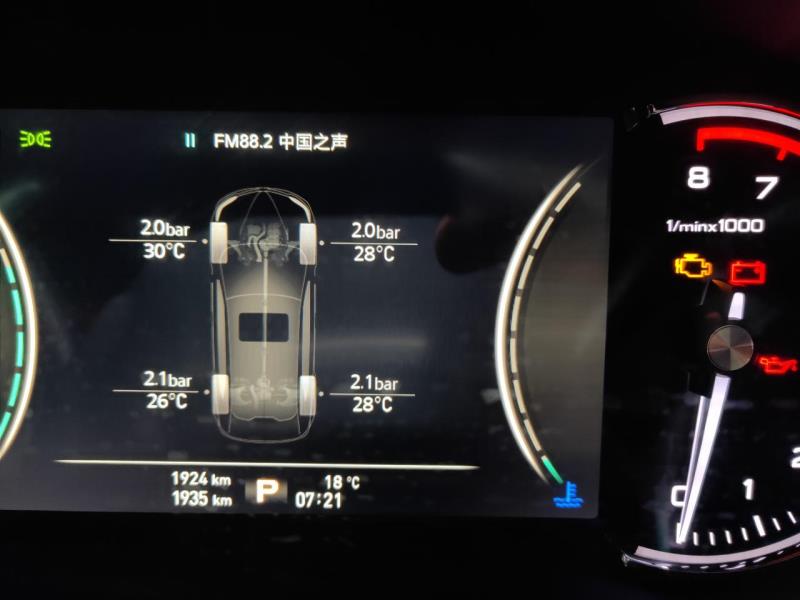 荣威rx5，冷车左侧显示温度咋这么高，并且不一致，右侧26度，这里早上温度不超过20度哒