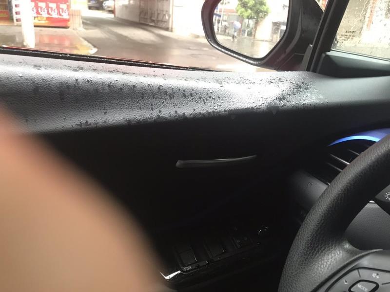 丰田c-hr，这是刚买的chr，这就是下?️天，雨水顺着车顶滴落在车内
