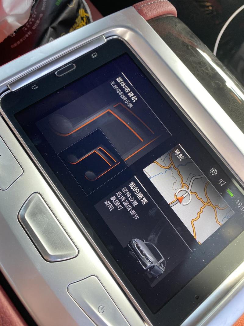 宝马5系，2020款530Li尊贵M套件，后排平板智能控制车内功能，怎么破