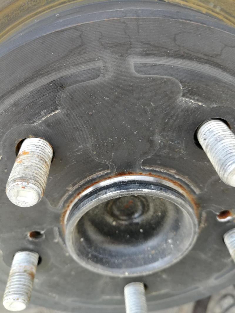 雷克萨斯es，去年八月底提的ES300h，补胎，拆下轮毂发现有锈迹，正常吗，行家看看