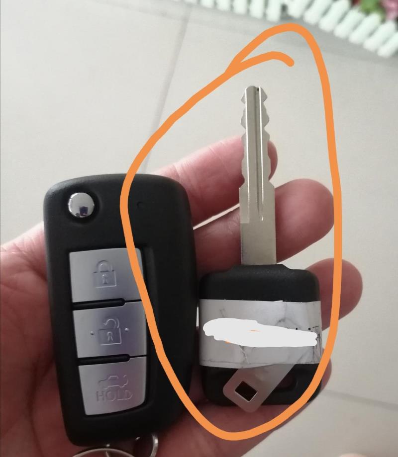 2019经典豪华版轩逸一共有几把电子钥匙，车行给的备用钥匙是电子钥匙，图中左边，还是普通钥匙，图中右边