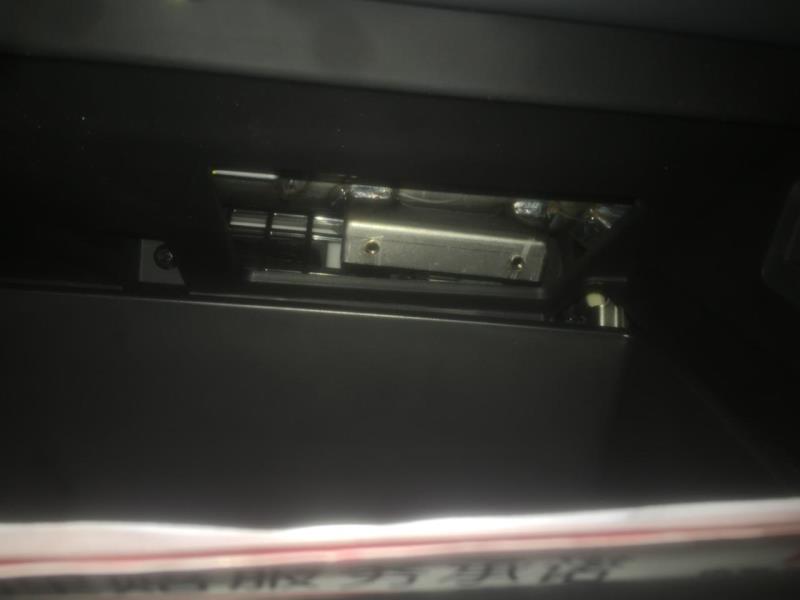 荣威i5，i5副驾驶前面的储物盒打开里面是个巨大的空洞吗