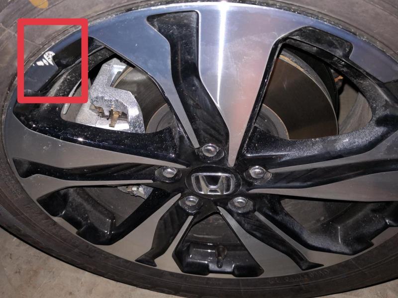 本田cr-v，刚提半个月的新车，轮毂无缘无故刮了个坑见底漆，这个部位是什么材料，防生锈吗，有必要处理吗