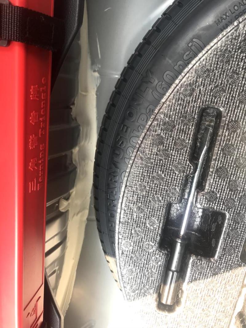 思域，新车验车时看到放备胎的位置有防水胶正常吗