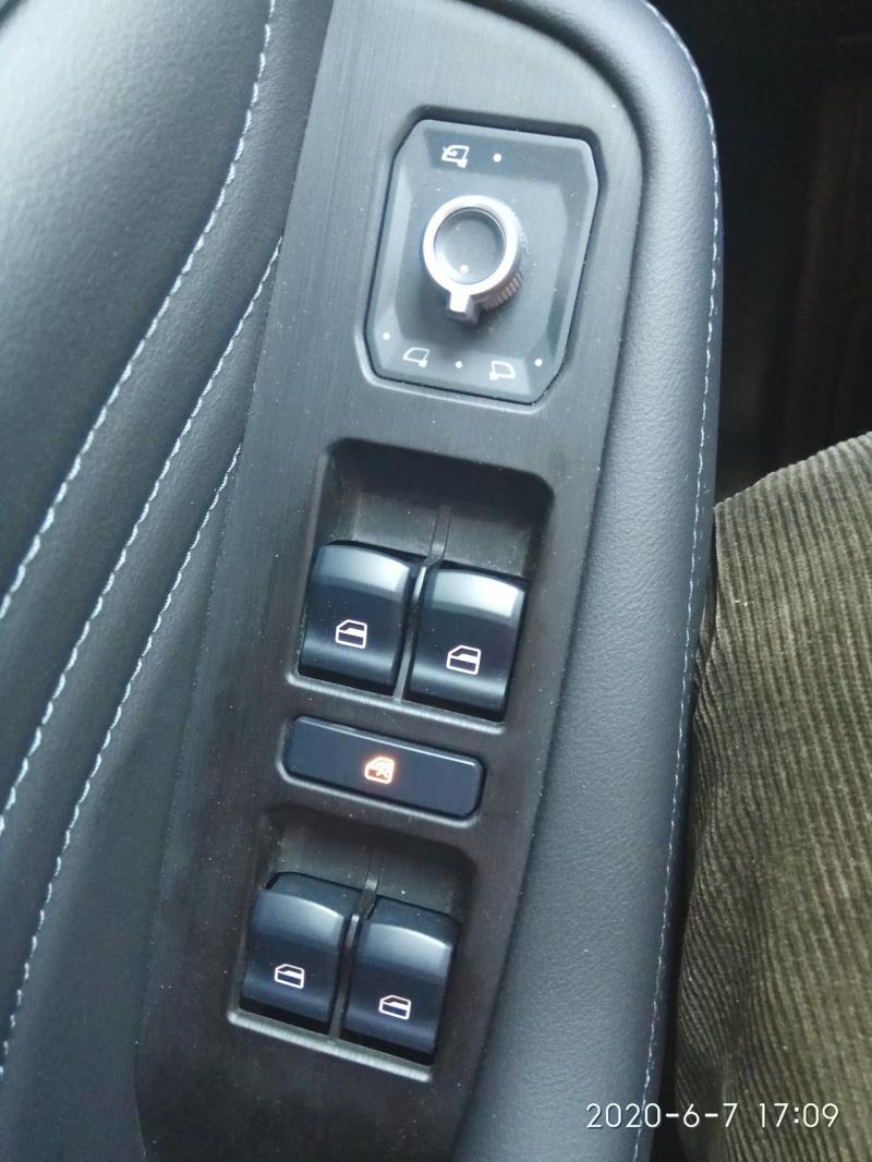 弗f7，升降车窗的按键，中间这个按键亮起管什么功能的