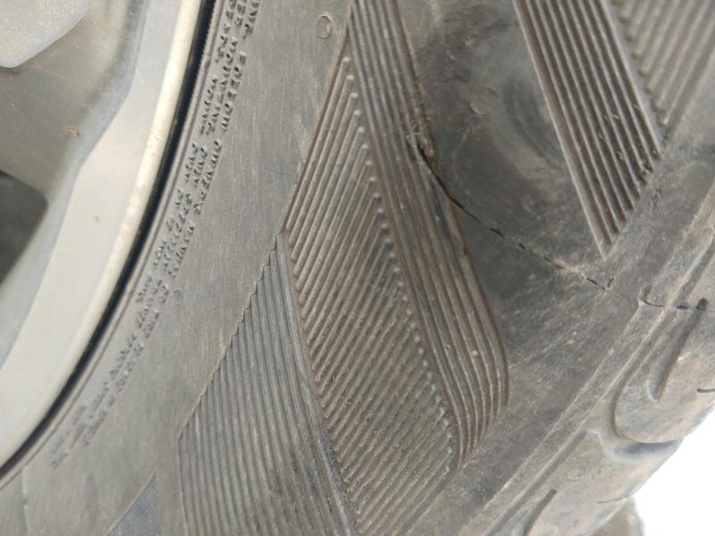 现代ix35，轮胎有裂痕能上高速吗