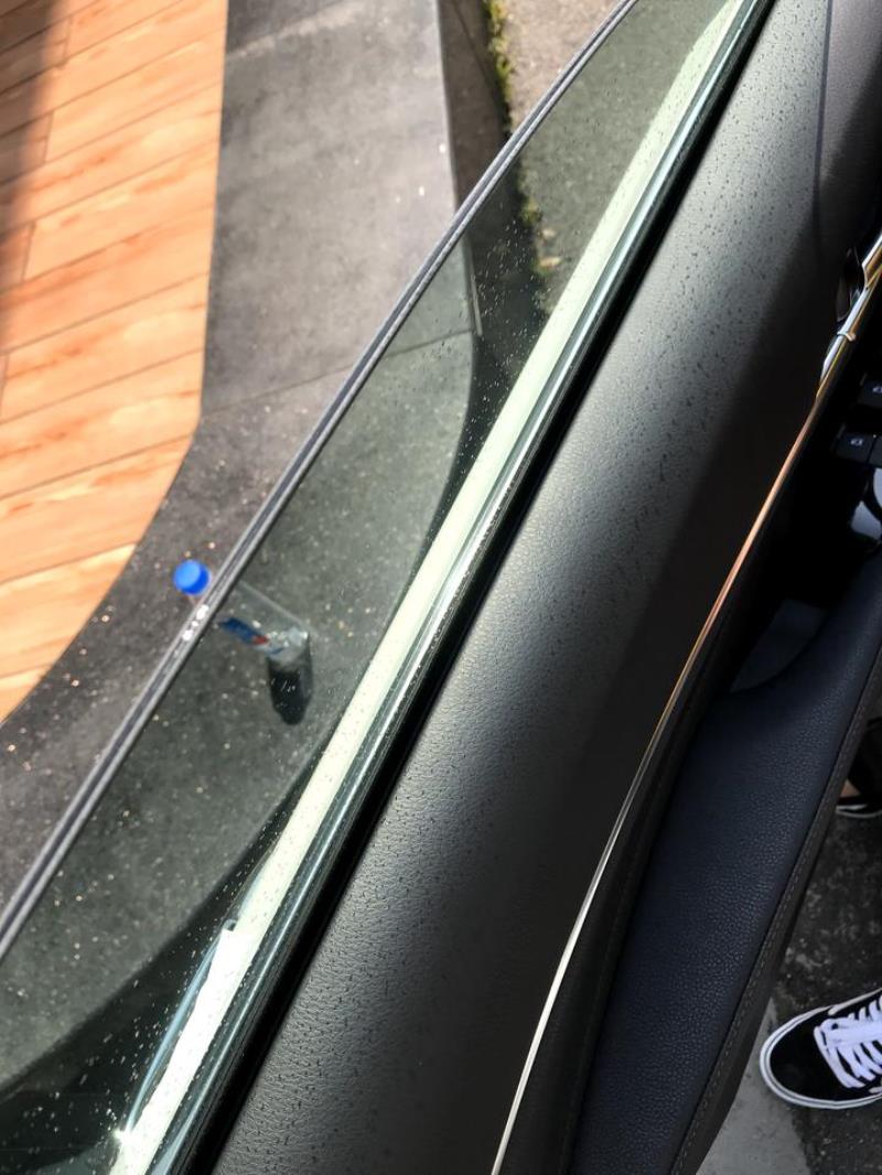 新车前面玻璃开门的情况下，打开关闭玻璃抖动的厉害，关门状态下要好很多，目前的凯美瑞前门好想是双层玻璃了