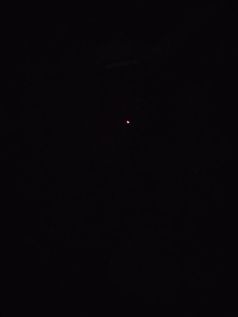 红旗h5，锁车后那个三角形的的灯光按键是亮着的吗