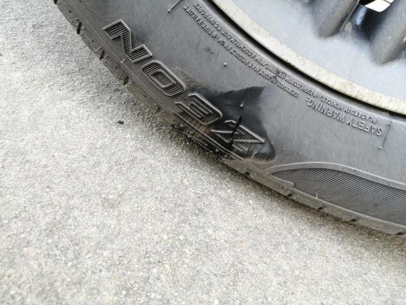 荣威i5，右后轮胎碰到马路牙子了，刮了一道裂痕，也没漏气，汽车显示胎压也正常，需要换轮胎吗，这样能补吗