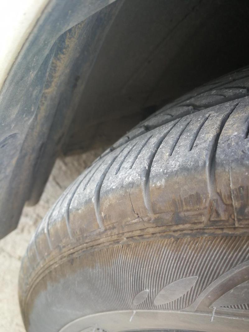 yaris l 致炫，这样子的前车轮胎，出现裂纹了，能不能修补下用上高速