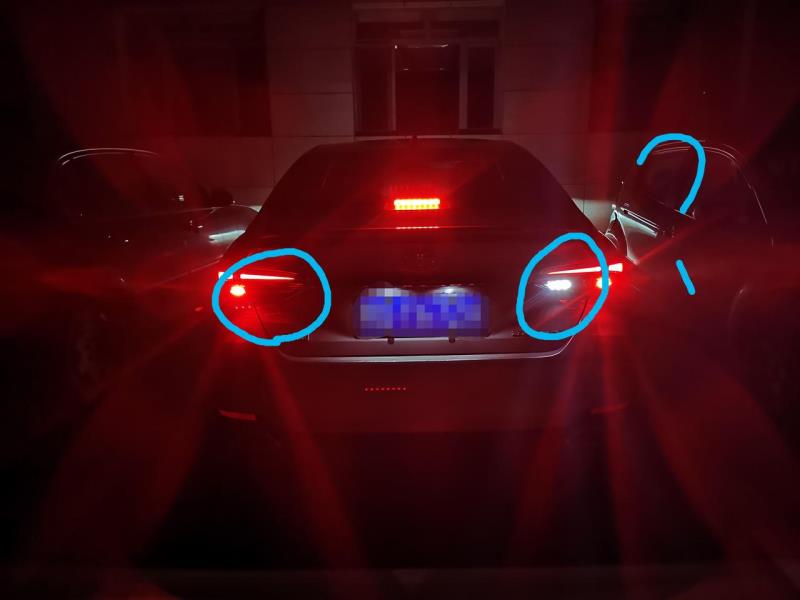 亚洲龙，为啥倒车时踩刹车以后后面的这个白色LED灯只有一边亮，另外一边肿么不亮