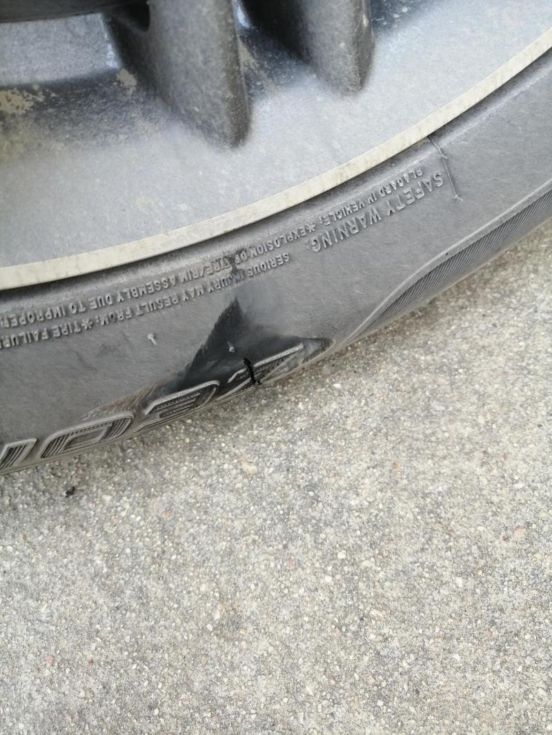 荣威i5，轮胎侧面刮了一道裂痕，胎压显示正常要换吗