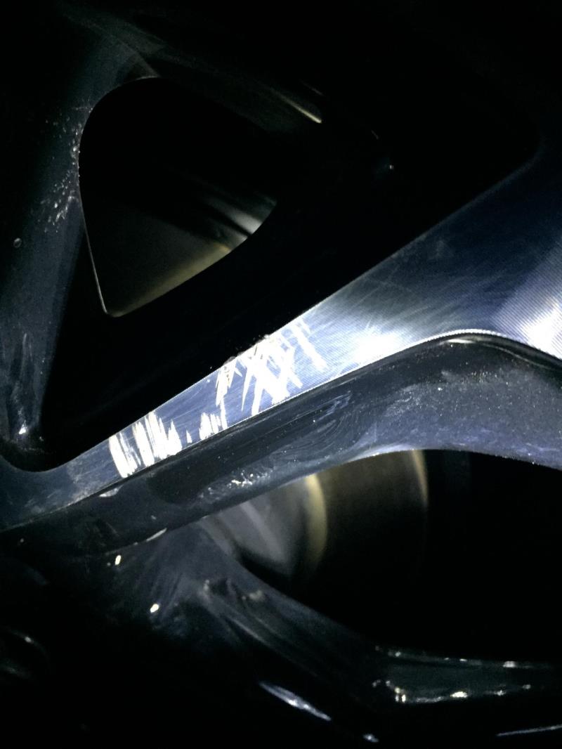丰田c-hr，轮胎钢圈挂了几道痕，怎么修复