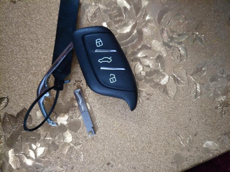 荣威i5车钥匙里面有个小钥匙是干什么用的