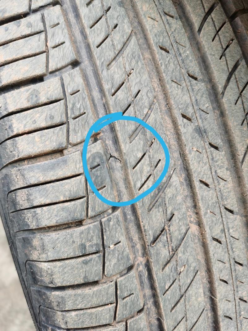 途观l，帮忙看看轮胎有点裂痕这样还能正常使用吗