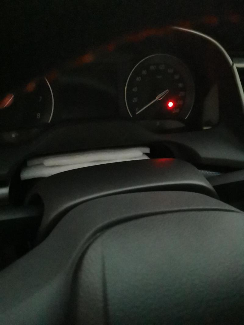 的新英朗停车锁门后仪表上有一小红灯在闪，对不对，正常不，这是什么灯