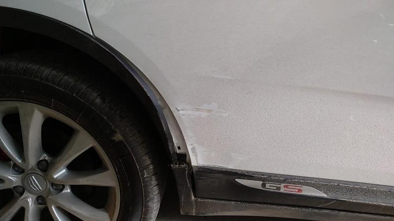 帝豪gs，车子刮了，后胎上面板子脱开了，有两条刮痕，维修费大概多少呢，需不需要报保险