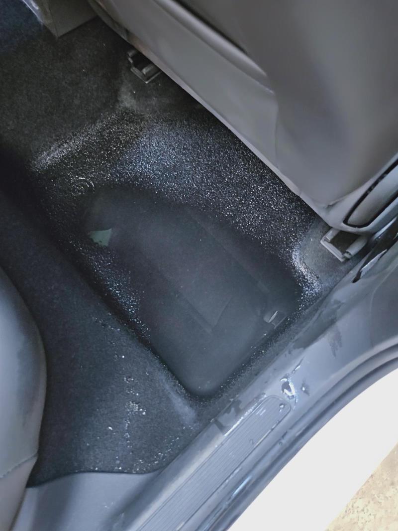 今年4月入的朗逸两厢豪华版，发现车的副驾驶前座和后座底有很多水，脚垫掀开整个里面都是，是为什么呀，是空调水吗，还是其他原因
