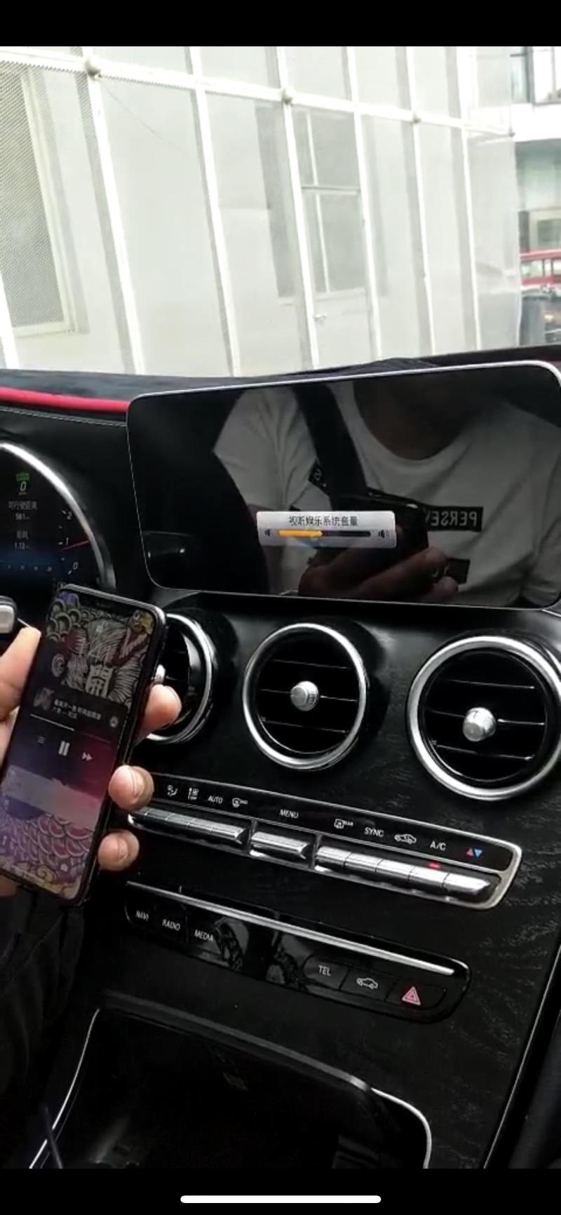 奔驰c级，为什么2019款奔驰c260l，一连手机carplay放音乐就会显示黑屏，但是能调音乐大小，看不到音乐和导航