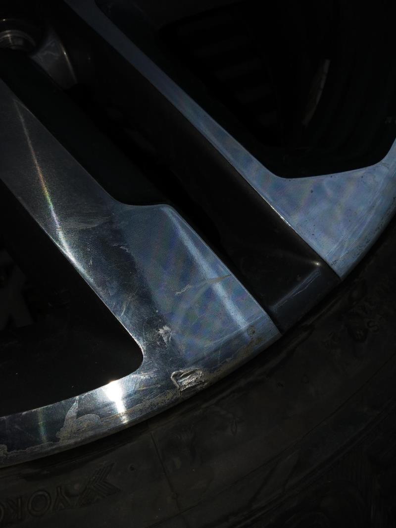 长安cs55，的车胎轮毂损坏了，是维修还是更换，去补胎，那个补胎把轮毂给撬坏了