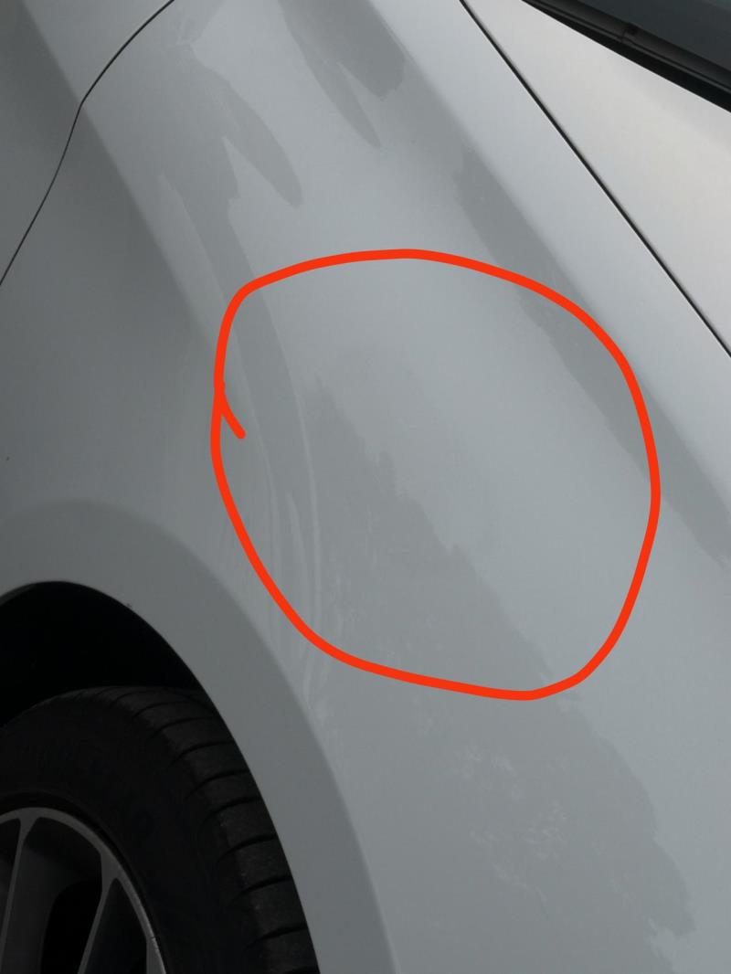领克03，车漆上出现了一个黑块是为什么