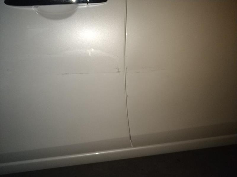 车子发生剐蹭，看看修复这个划痕大概需要多少钱，车的左前门左后门都有一点伤痕，也都凹进去了一点，车子是轩逸19款白色