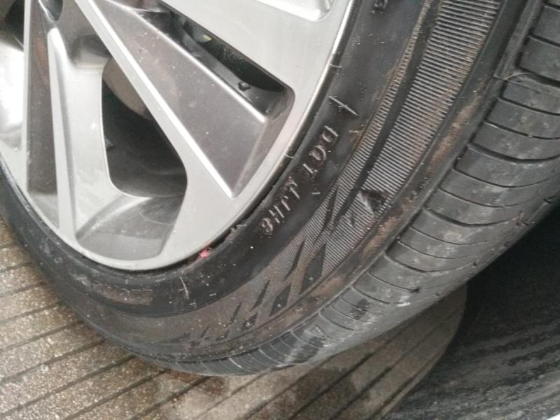领动，的车刚买回来，然后侧方停车的时候刮到了石头这个车胎外侧破了一点皮然后轮毂也刮到了一点点这个轮胎还能用吗