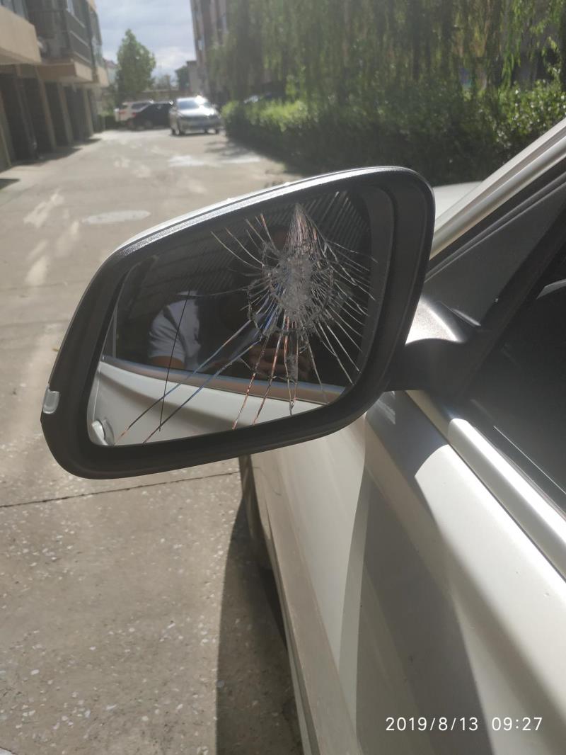 宝马3系，后视镜玻璃撞坏了，这得花多钱维修