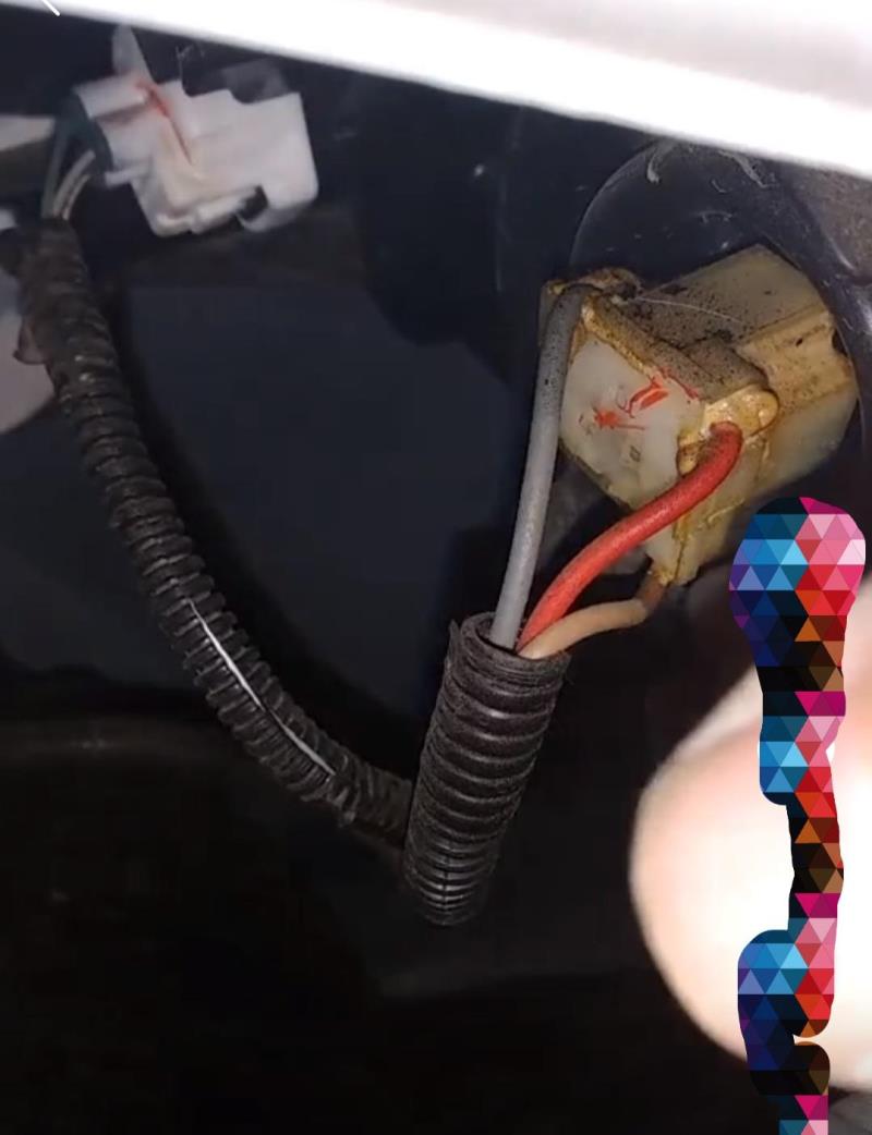 威驰，这是连接大灯的插口，为什么有油渍呢