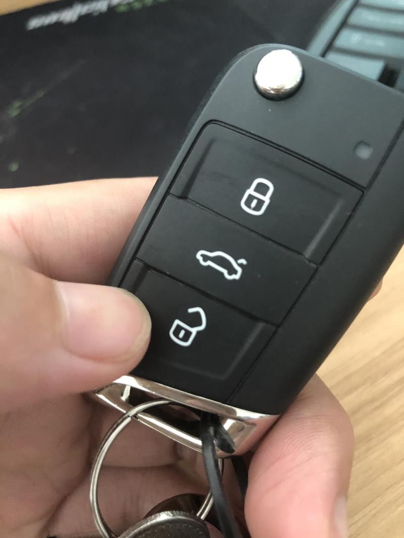 宝来2019改款，自舒，长按钥匙解锁键，应该是一键落窗吗，我的车子怎么是向上打开天窗呢
