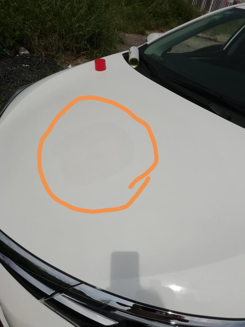 卡罗拉提车一个多月，现在车头盖有个大水印洗不掉，还有大灯下那块也出现斑纹，这情况正常吗怎么解决