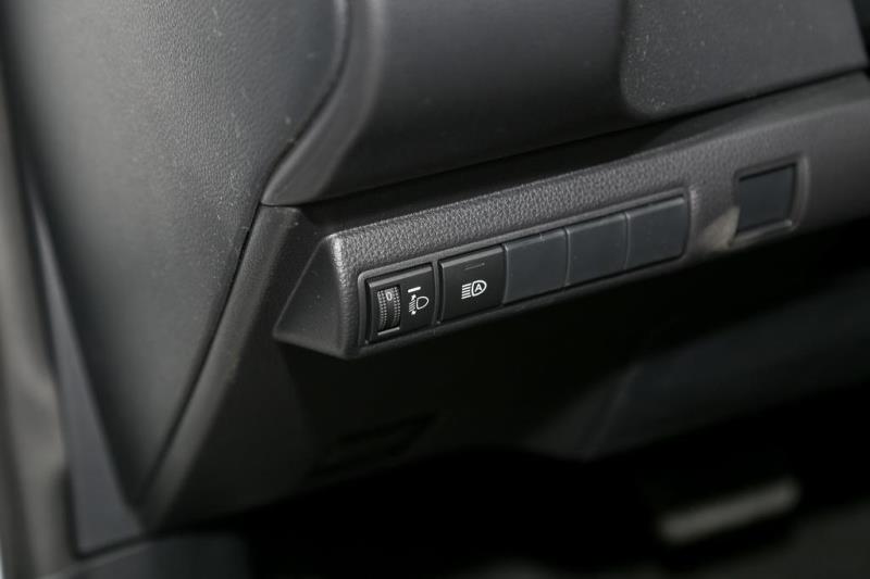 丰田的新卡罗拉，是不是标配自动大灯了，还是只有高配车型有，自动大灯还是实用