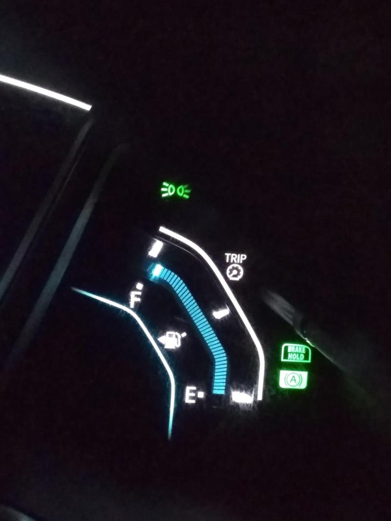 思域，燃油表旁边的TRIP灯一直亮着，正常吗