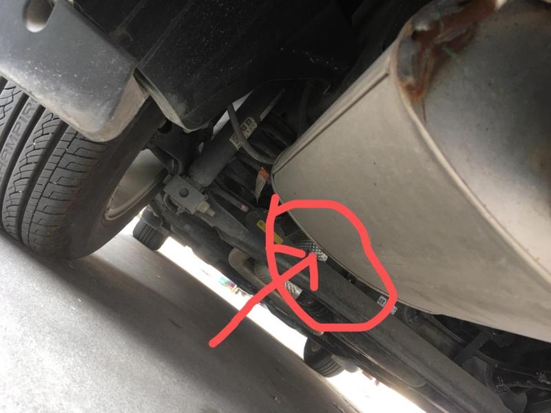 科沃兹，排气管这位置停车后有水滴落，是不是排气管这位置穿了
