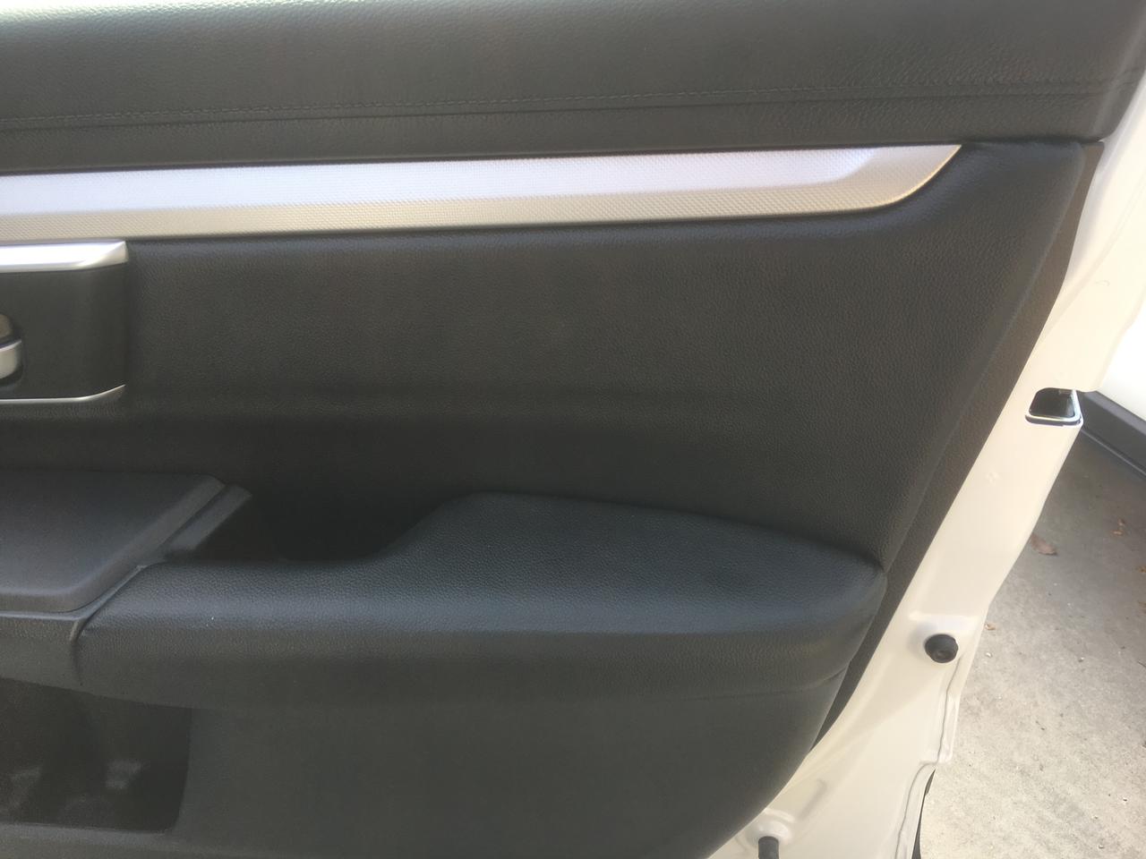 本田CR-V 想问下各位车友，你们2019款舒适版门板包皮在4S店加装的，包的皮也是这样的吗？皮很粗糙，没有分隔线？