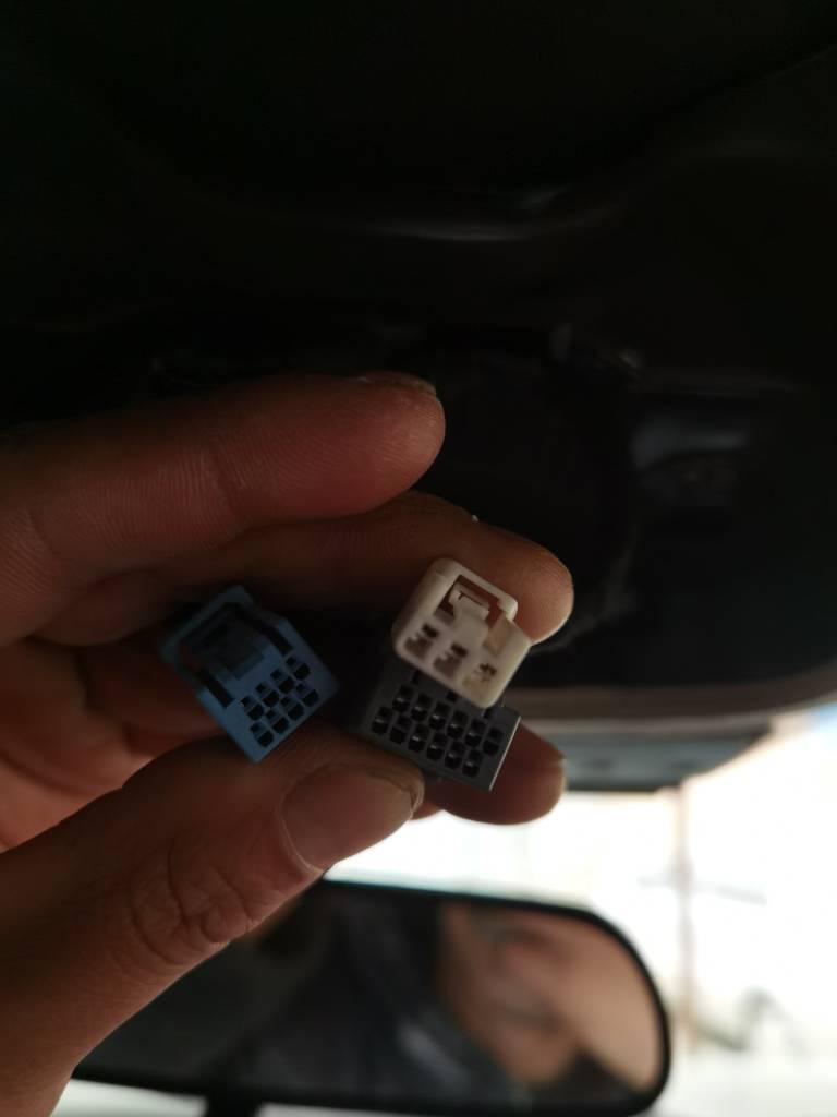 本田CR-V 21款CR-V混动车型 行车记录仪是不是不支持阅读灯取电，买了两个记录仪了都不行。这是拆开阅读灯里的三根