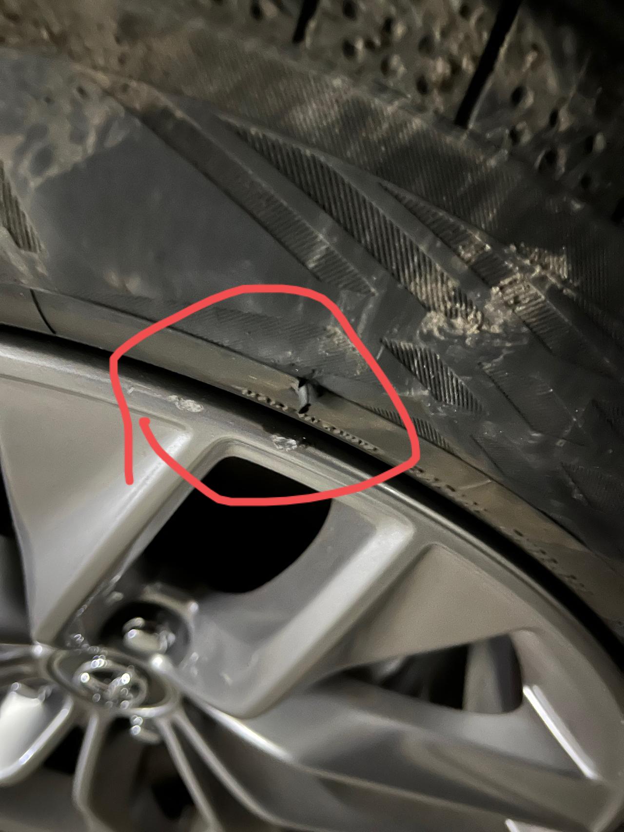 丰田亚洲龙 轮胎侧面刮了怎么搞？轮毂掉了两小块，轮胎掉了一小块肉